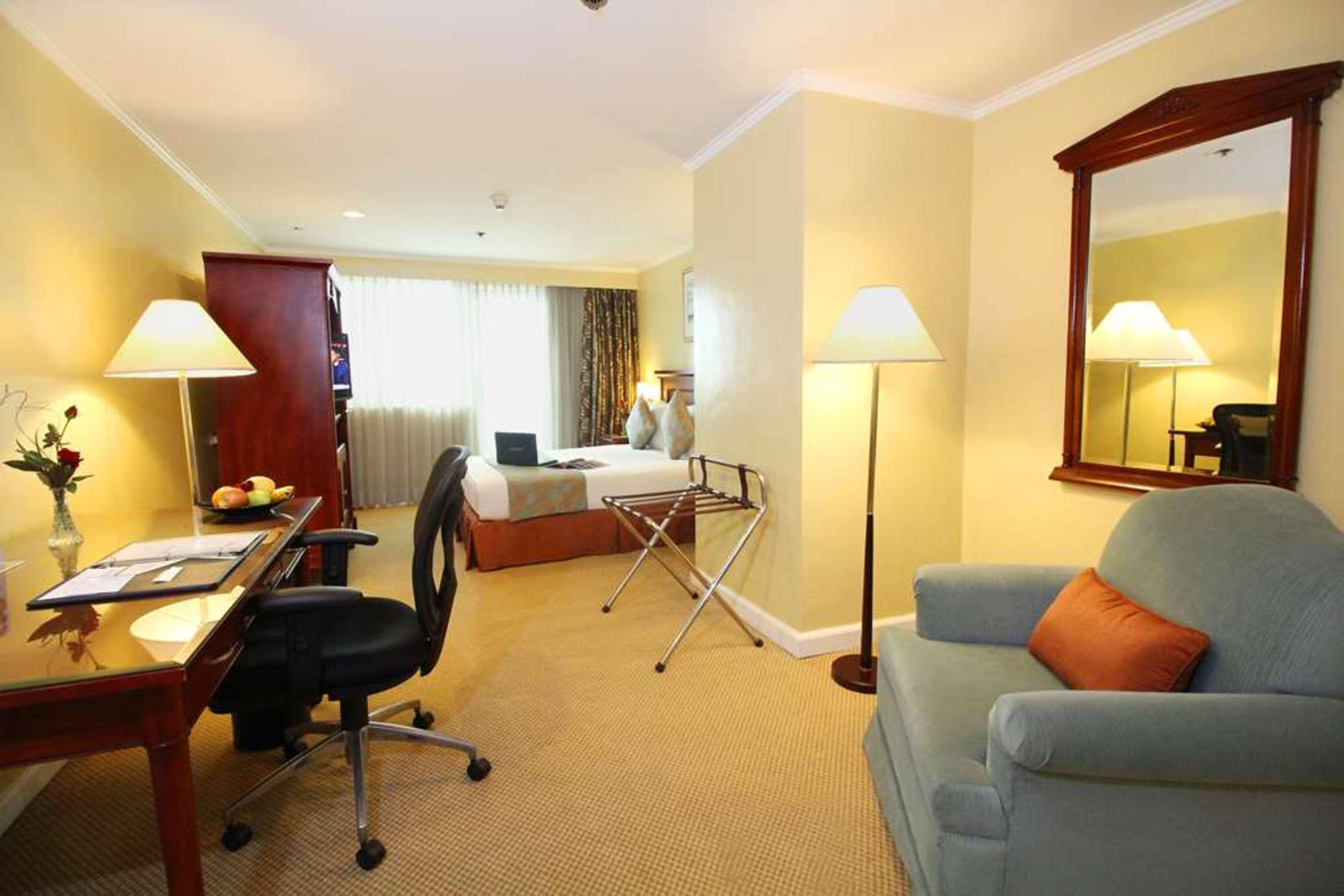 Oxford Suites Makati Makati City Exterior foto