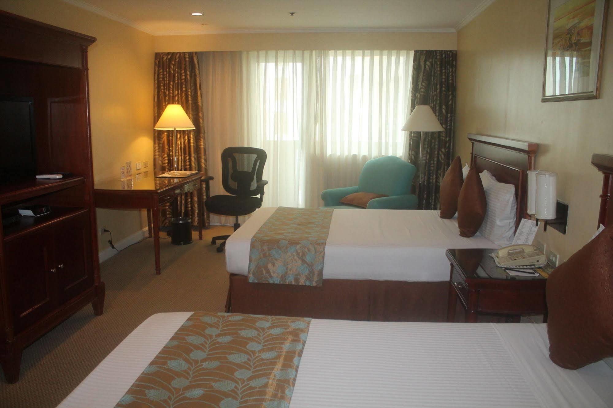 Oxford Suites Makati Makati City Exterior foto